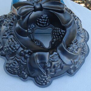 Nordic Ware Christmas Wreath Bundt Cake Pan 9 Cup Cast Aluminum